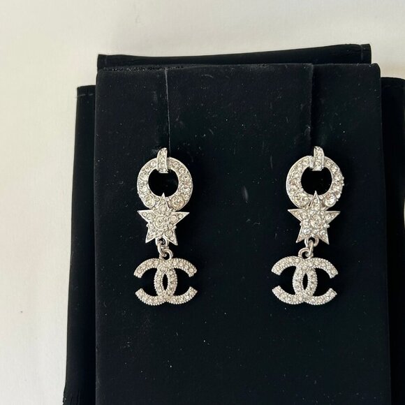 CHANEL STRASS CRYSTAL CC STAR DROP EARRINGS SILVER - Picture 2 of 4